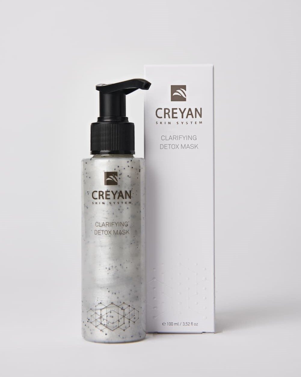 Tiefenreinigende Gelmaske mit medizinischer Aktivkohle, Mastix und Magnolienextrakt für ein geklärtes, verfeinertes Hautbild. Klärt, beruhigt und spendet Feuchtigkeit.